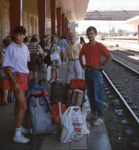 Manel Solís i Oscar Ribes esperant el tren per anar cap a Perú (1989)