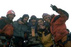 2001 (Patagònia). Xavi Teixidó, Manel Solís, Joanfra Farreras, Pau Barrios i Tato Esquirol. Al cim verge del Cerro Capicua