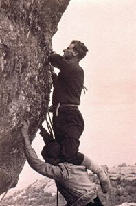 Josep Santacana fent un pas d'esqueneta