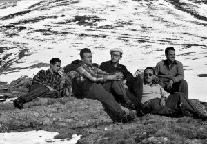 1954. Sortida a Núria. D'esq a dreta: Josep Gómez, Josep Santacana, Josep Vallès, Emili Barbé i Jaume Montserrat (Font: Arxiu Familia Vallès)