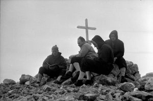 1955. Cim del Mont Perdut. D'esq a dreta: Josep Santacana, Joan Cervera, Josep Gómez i Josep Vallès (Font: Arxiu Familia Vallès)