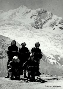 1977. Nevado Ausangate (6372 m) als Andes. Drets: Lluís Soler, Antoni Albalate, Àngel Vedo. Ajupits: Antonio Pamplona i Antoni Pérez