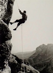 28/10/1986 Josep M. Torras rapelant de la Vella dels Emprius. Col.lecció Josep M.Torras Homet