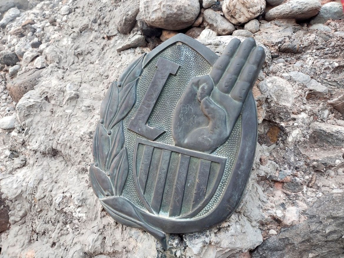 Placa commemorativa a la R1